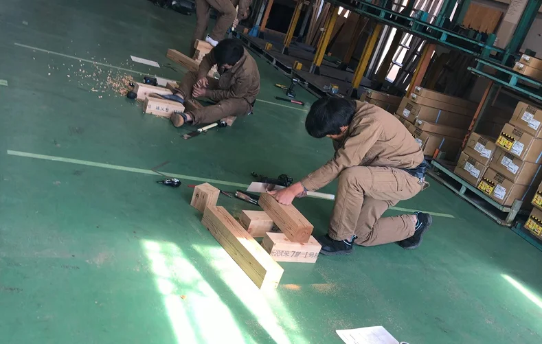 作業場で木材を加工する人たち