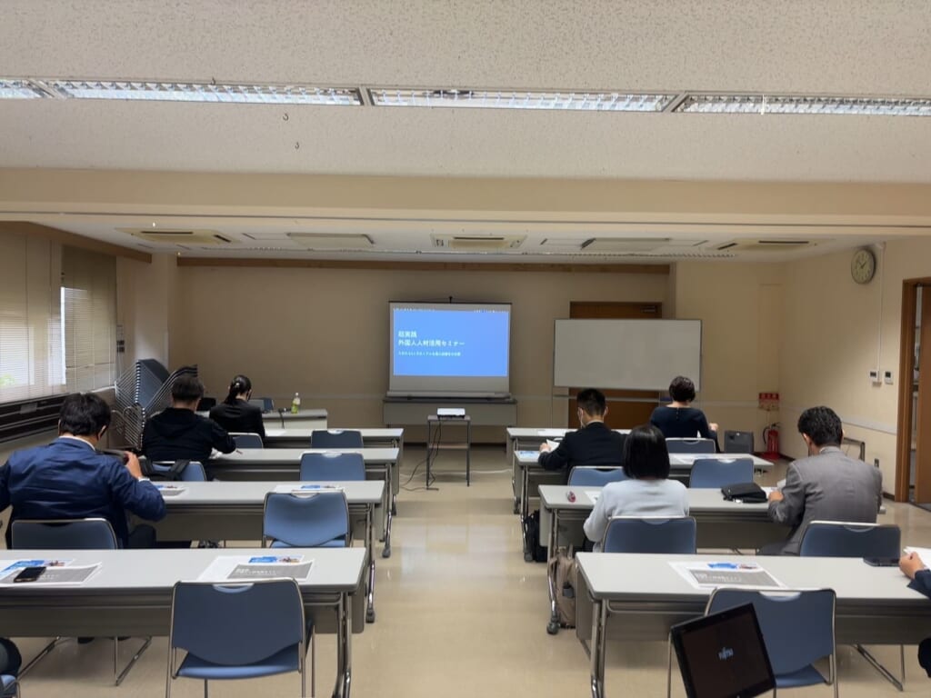 東京商工会議所で外国人人材活用セミナーに登壇した様子